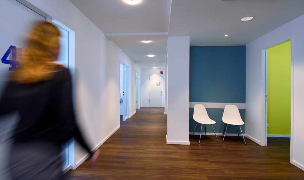 Flur-Praxis-farbig-Beleuchtung