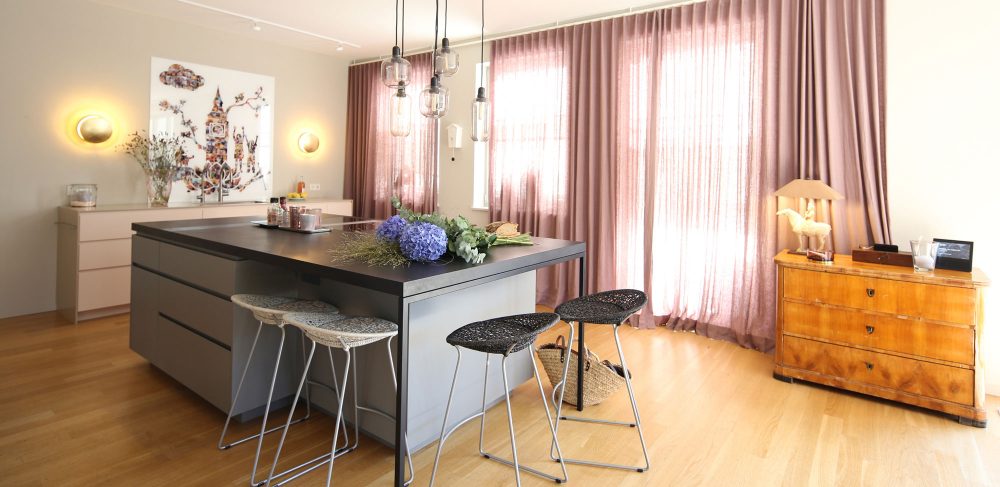 Interior-Wyen-Küchenblock--Bergisch-Gladbach-Stehtisch-Barhocker