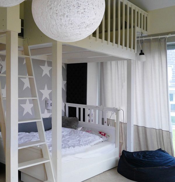 Kinderzimmer-gepolsterte-Wand-Tapete-Hochbett-Spieletage-Wyen