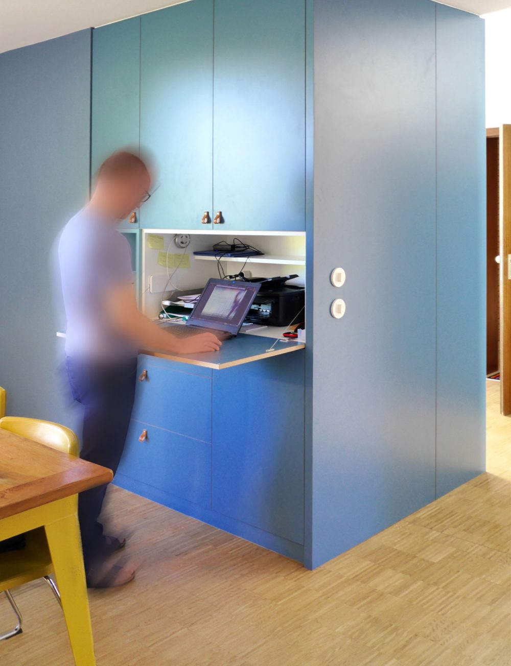 Raumteiler-intergrierter-Arbeitsplatz-Stehpult-blau-Gladbach