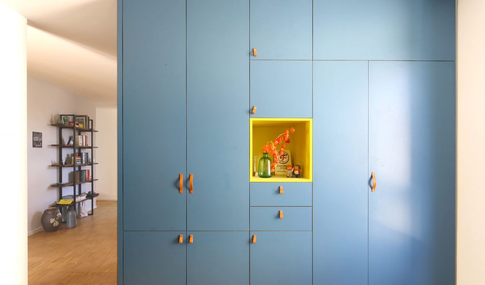 Schrankwand-Raumteiler-gelbes-offenes-Fach-Bergisch-Interior