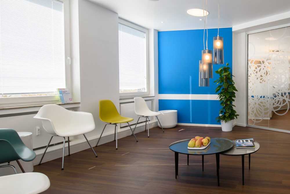 Wartezimmer-Vitra-Innenarchitektur-Wyen-Glaswand