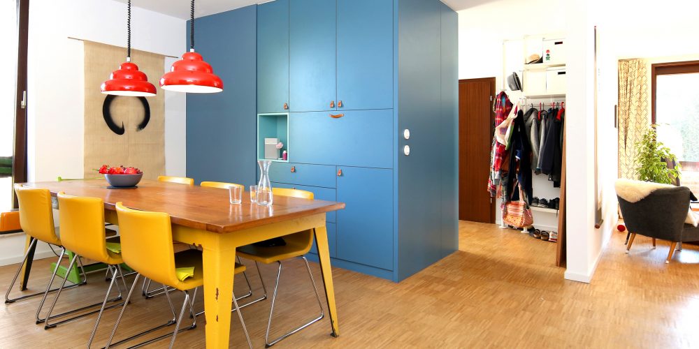 Wohnzimmer-Raumteiler-Schrank-blau-Wyen