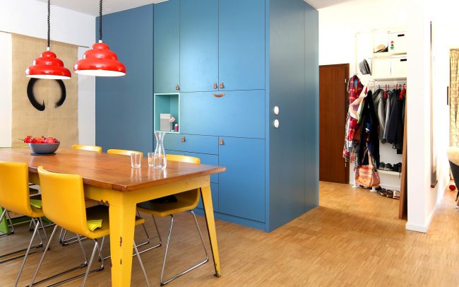 Wohnzimmer-Raumteiler-Schrank-blau-Wyen