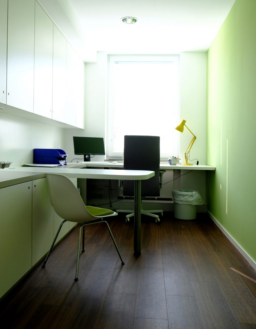 schmales-Buero-gruen-Stauraum-Koeln-Forsbeck
