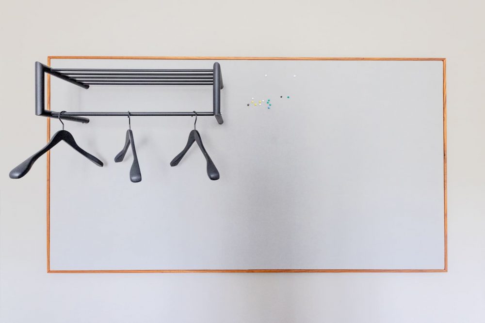 Eine Garderobe mit einer Akustik Pinnwand