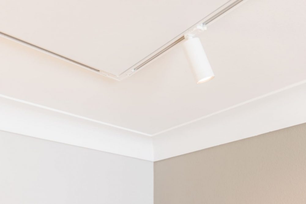 Arztzimmer Akustikdecke Schienenstrahler Lichtschiene Kassettendecke